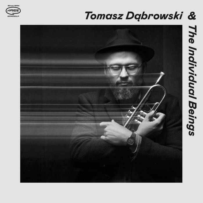 トランペットを抱えるポーランドの演奏家、トマシュ・ドンブロフスキ